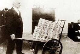 Risultati immagini per repubblica di weimar una carretta di banconote